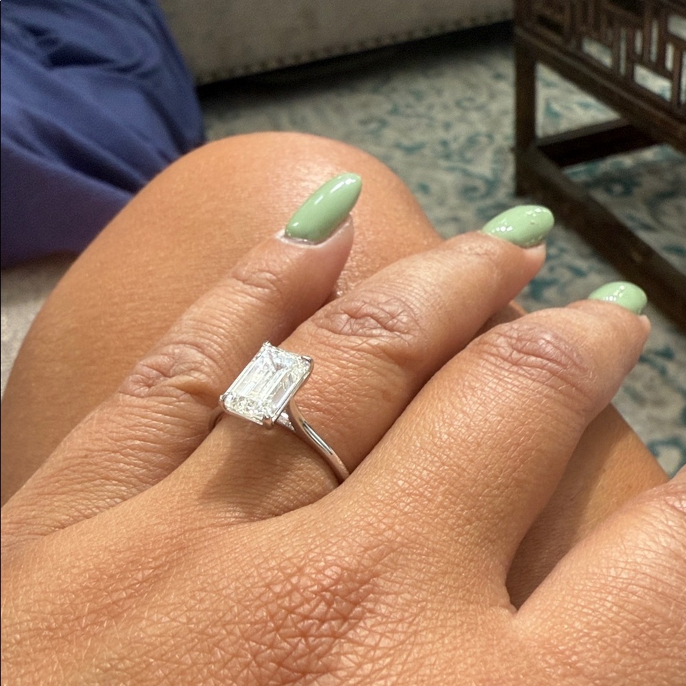 Elegant white gold Ring with Lab Diamond. 3.00 ct